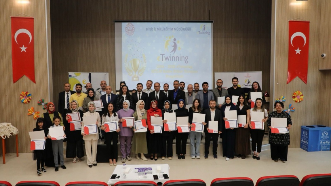 Bitlis Ahmet Eren Bilim ve Sanat Merkezi'nde eTwinning Töreninde Çifte Gurur!